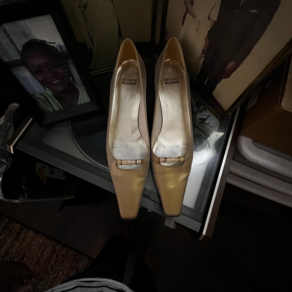 STUART WEITZMAN 9.5 Cream Satin Kitten Heel